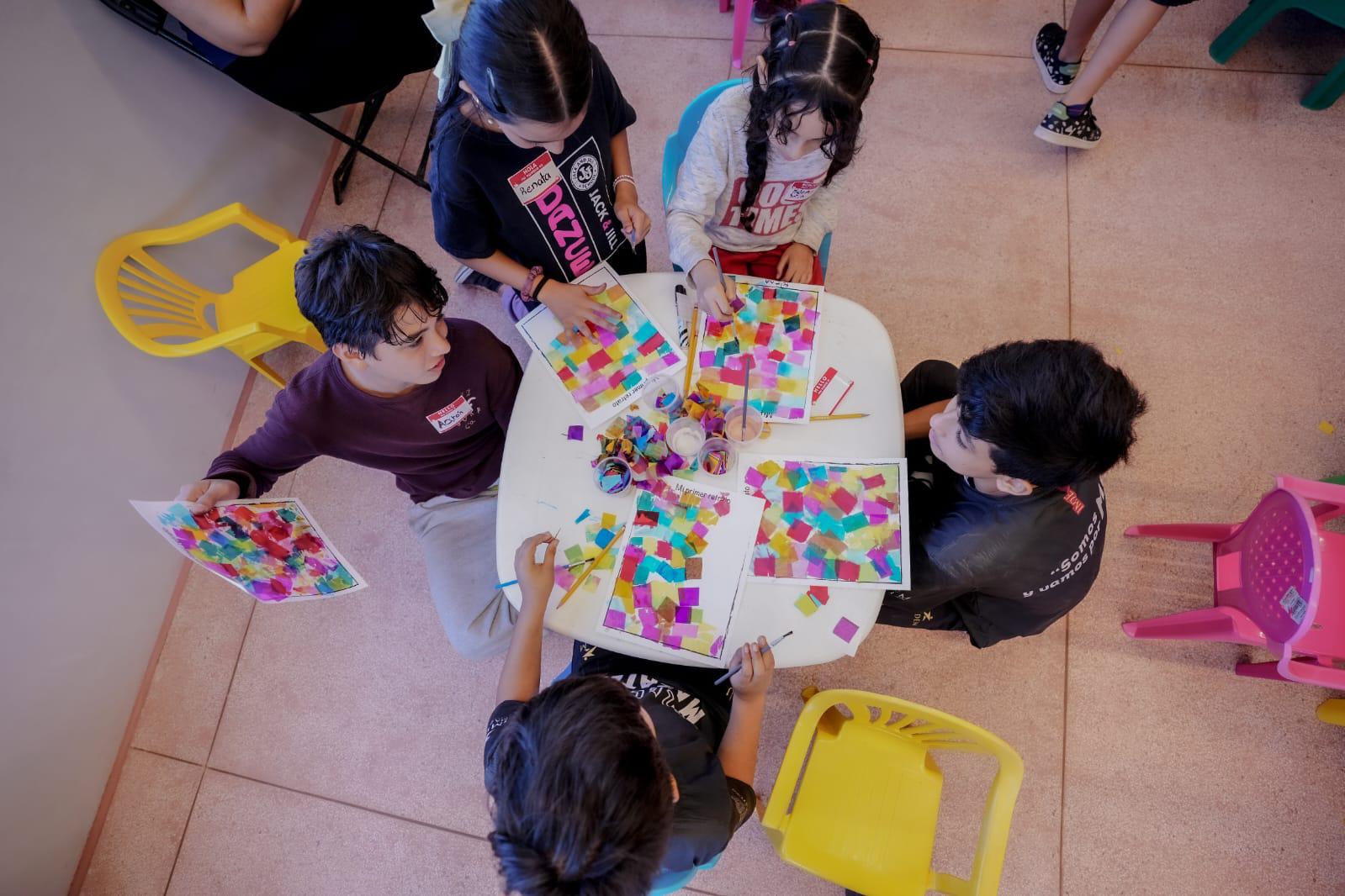 $!Con de papeles y agua, los niños experimentaron distintas tonalidades de colores.