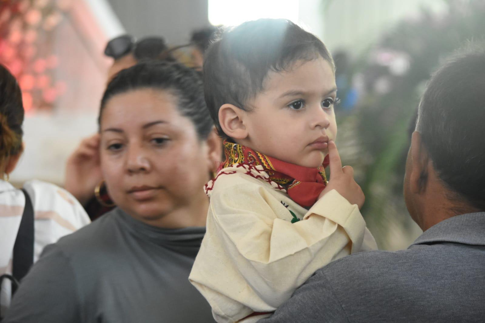 $!Feligreses acuden en familia a ver a la Virgen de Guadalupe en Culiacán