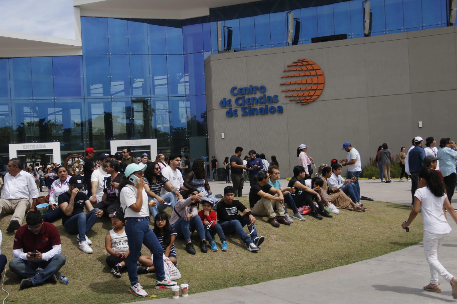 $!Fase máxima del Eclipse Solar paraliza a observadores en Centro de Ciencias de Culiacán