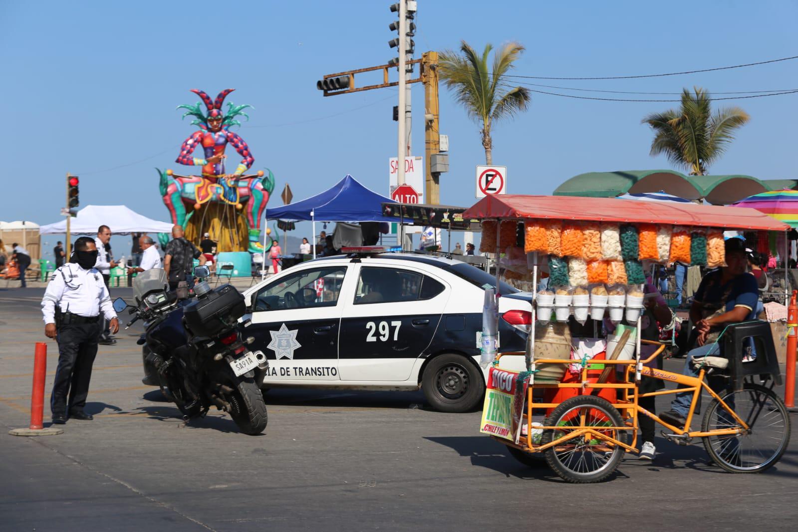$!Desfile del Carnaval de Mazatlán atrae a miles al malecón