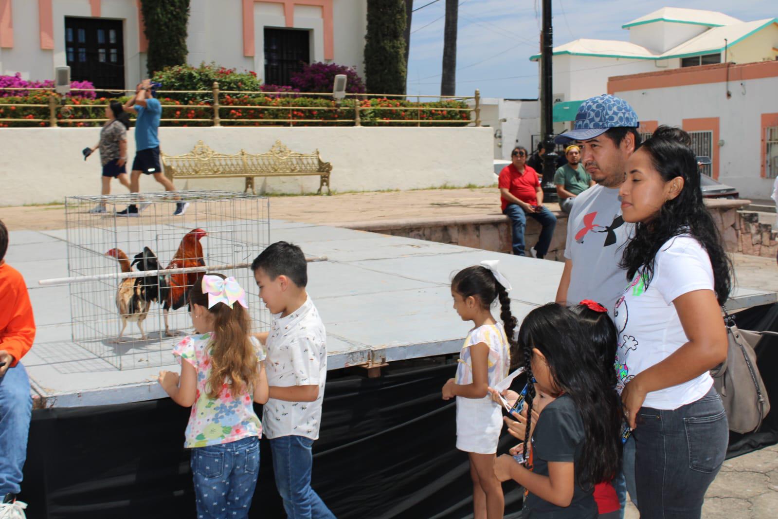 $!Entre gritos de júbilo, locales y turistas aprecian Eclipse Solar en Rosario