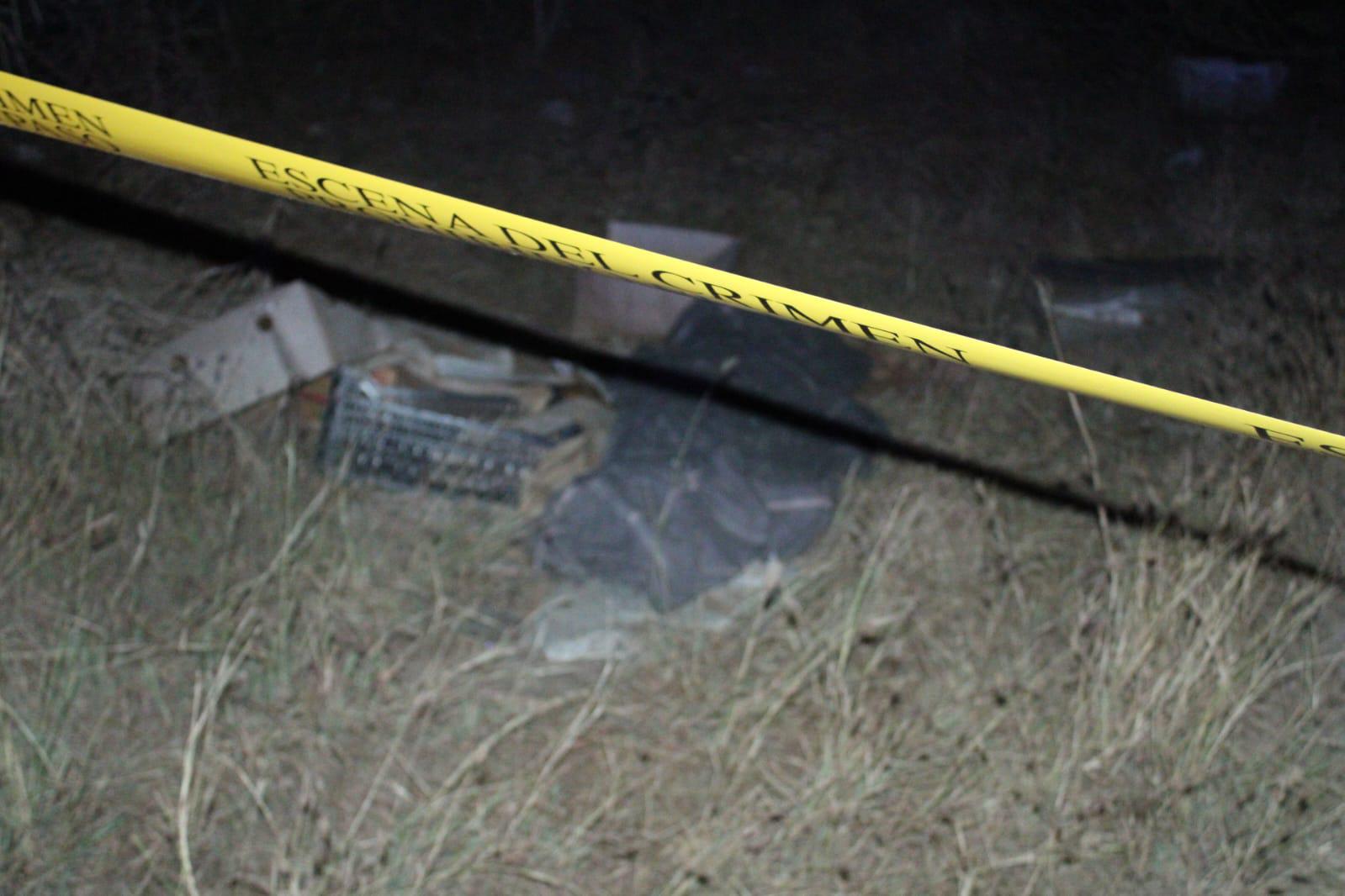 $!Hallan a un hombre sin vida golpeado y envuelto en cobijas en carretera estatal de Rosario