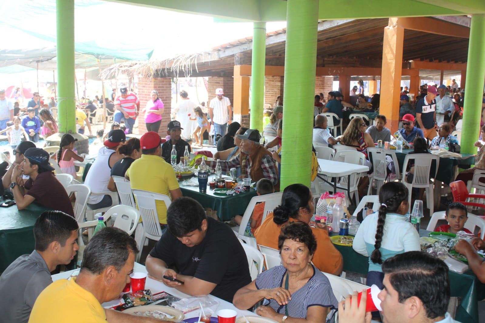 $!Restauranteros en playas de Rosario afirman tener ventas de regulares a buenas por Semana Santa