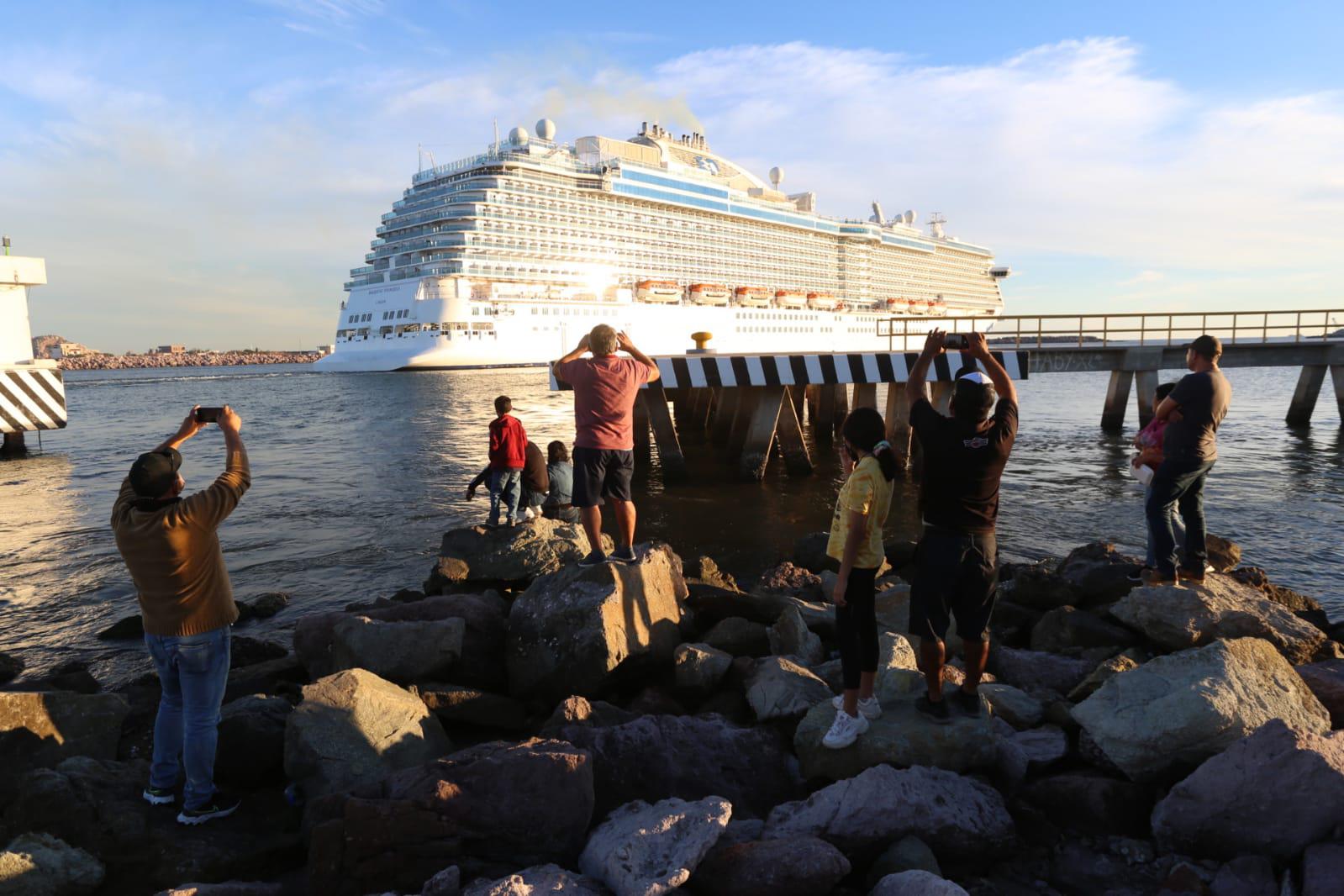 $!Daniel, niño de Mazatlán, sueña con un día subirse a un crucero y va a La Puntilla a decirles adiós
