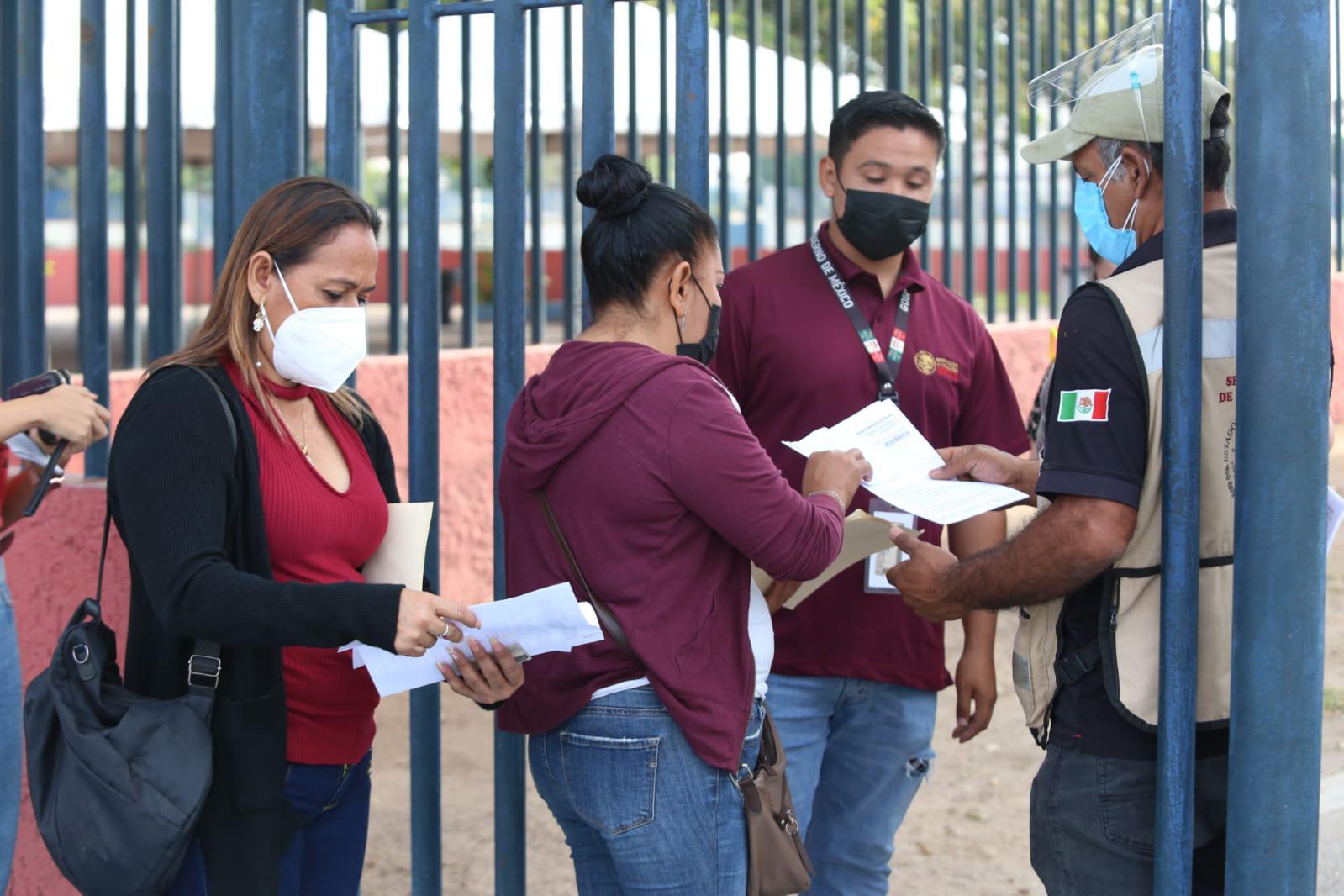 $!Aplican a docentes vacuna de Moderna en el Polideportivo de la UAS en Mazatlán
