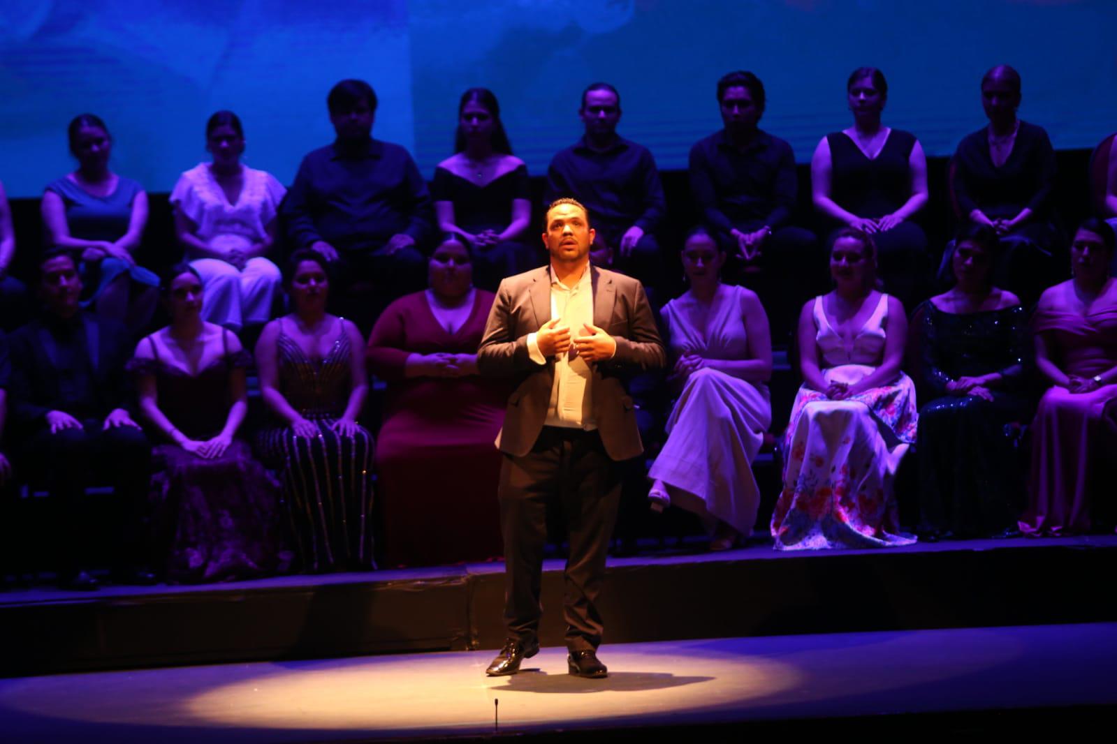 $!El tenor lírico Damián Ramírez, de Guadalajara, interpretó una aria de la lagrima de Rigolleto.