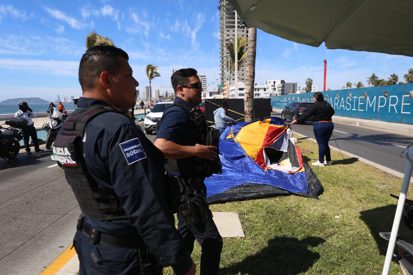 $!Retiran a personas que apartaban lugares en camellón por desfile de Carnaval