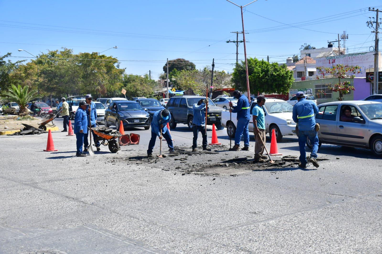 $!Bachean la Avenida Juan Pablo II en Mazatlán