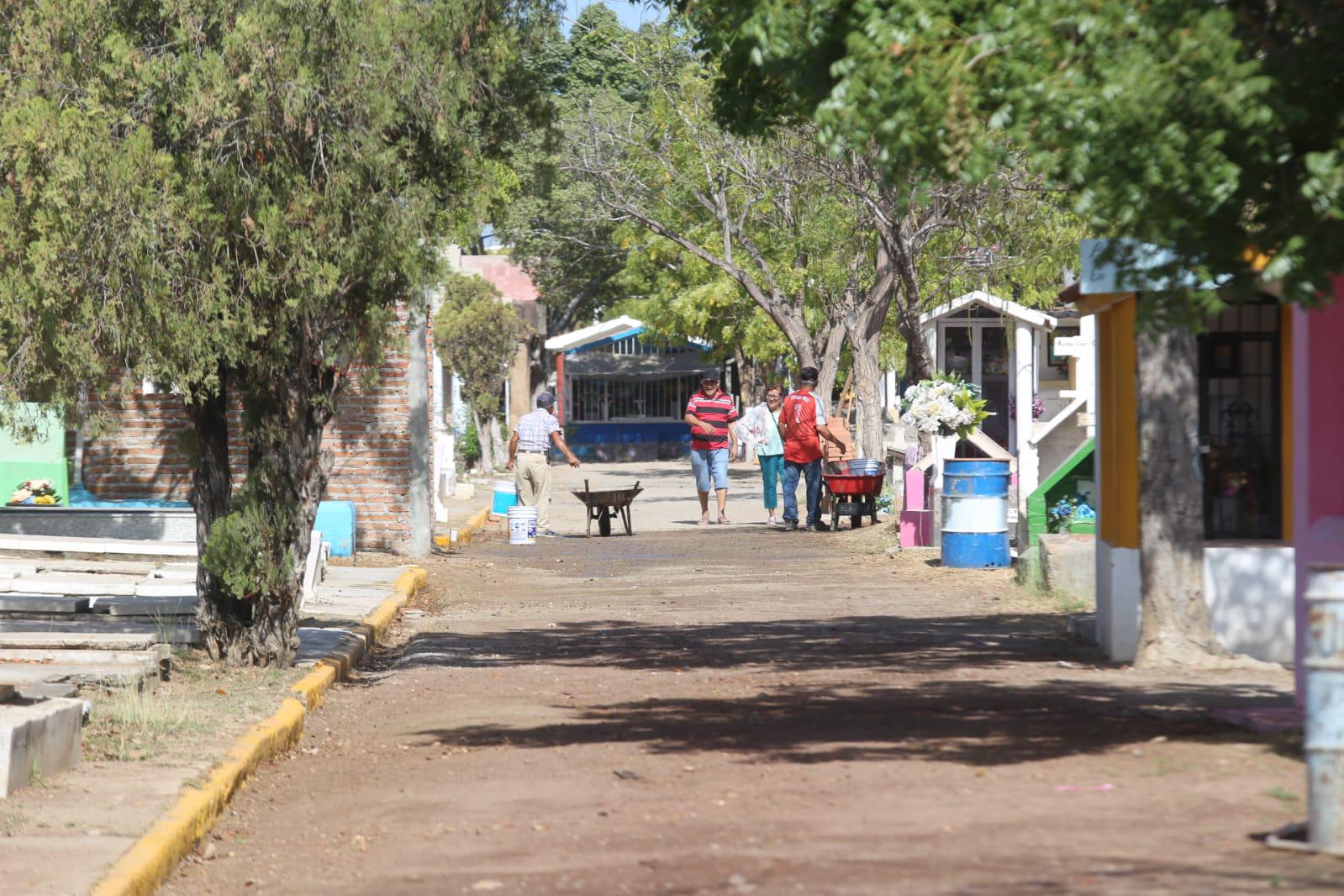 $!Limpian panteones de Mazatlán previo al Día de las Madres
