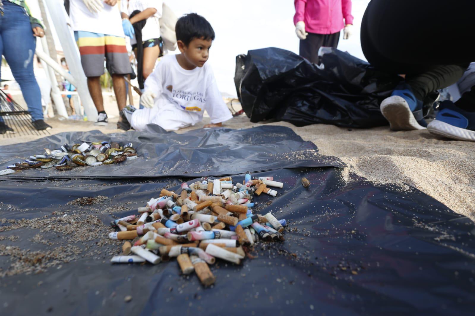 $!Nuevo Acuario y voluntarios retiran de las playas de Mazatlán 355 kilos de residuos nocivos