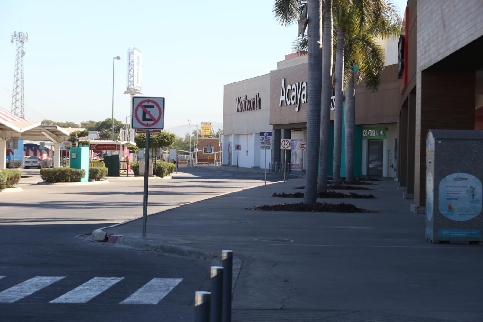 $!Cierran plazas comerciales y locales ante hechos violentos en Mazatlán