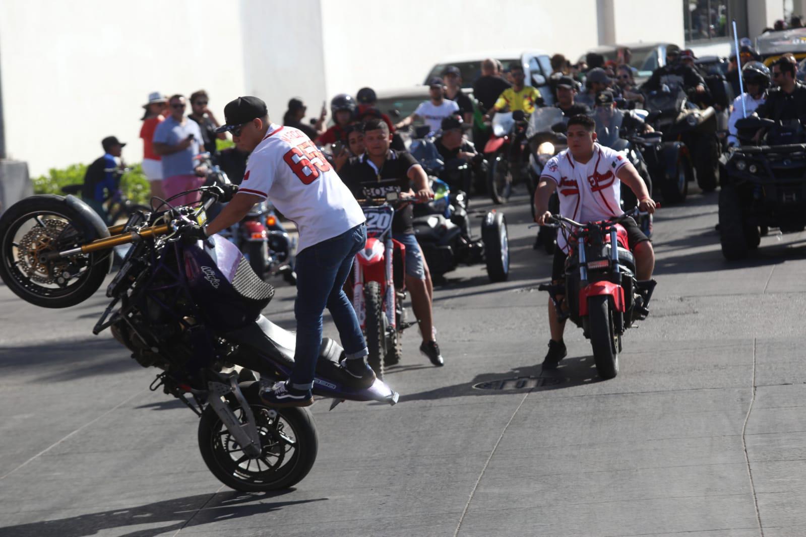 $!Vibran las motos en desfile por el malecón de Mazatlán