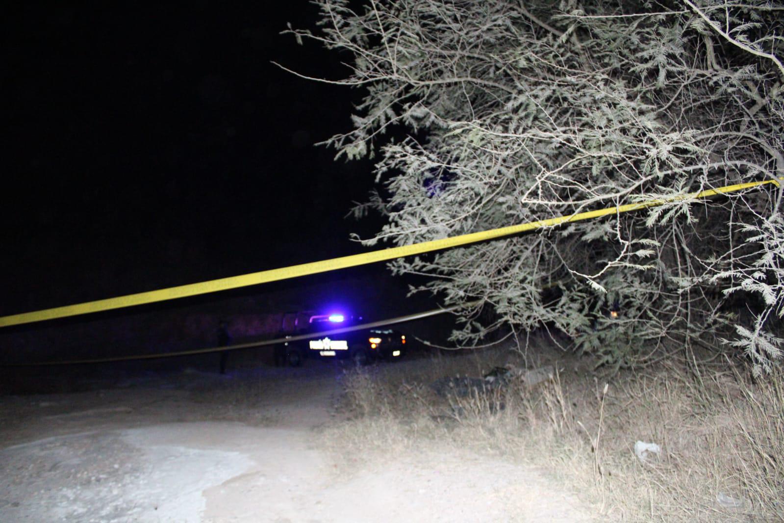 $!Hallan a un hombre sin vida golpeado y envuelto en cobijas en carretera estatal de Rosario