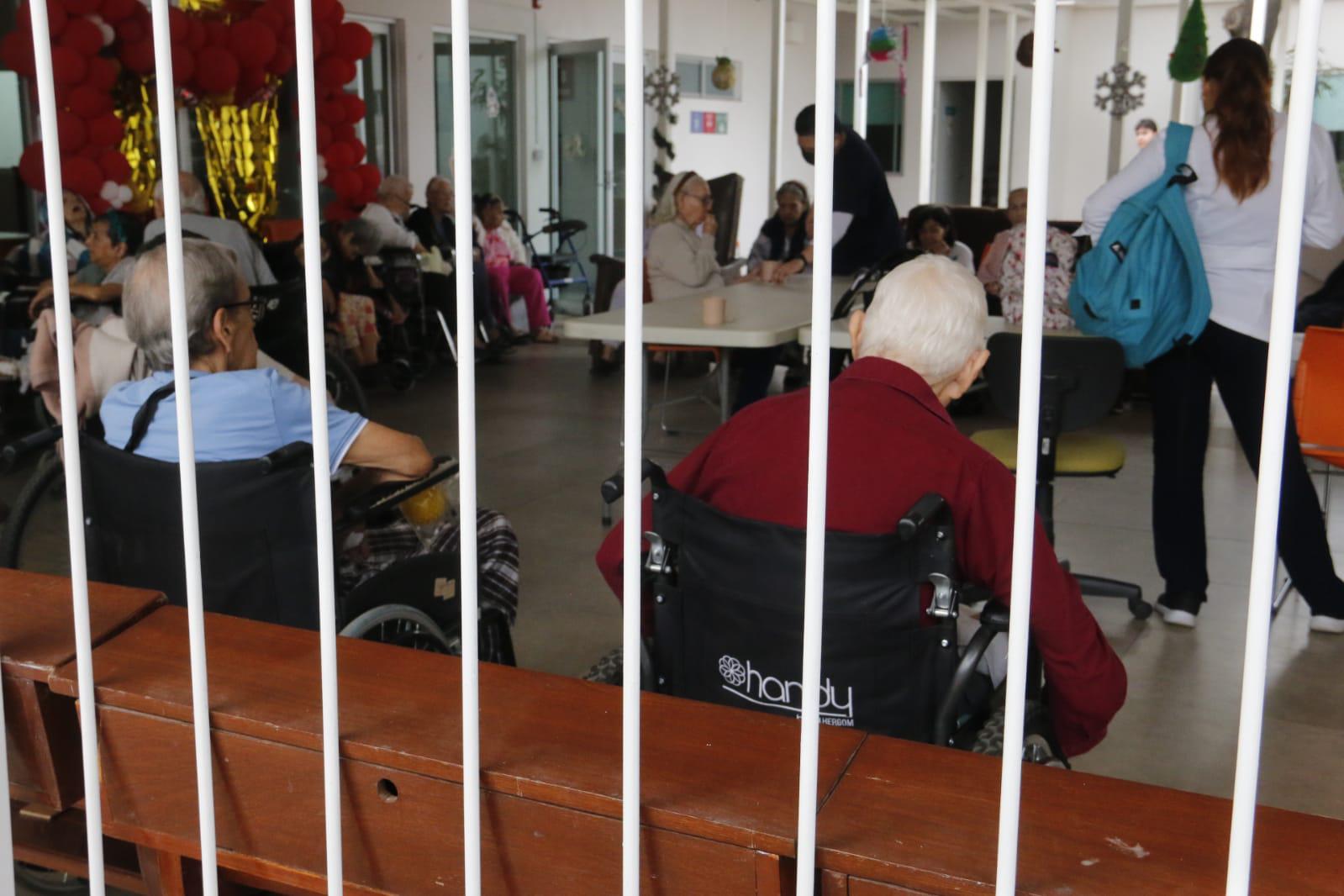 $!Abuelitos de Casa del Carmen, en Culiacán, celebran Navidad
