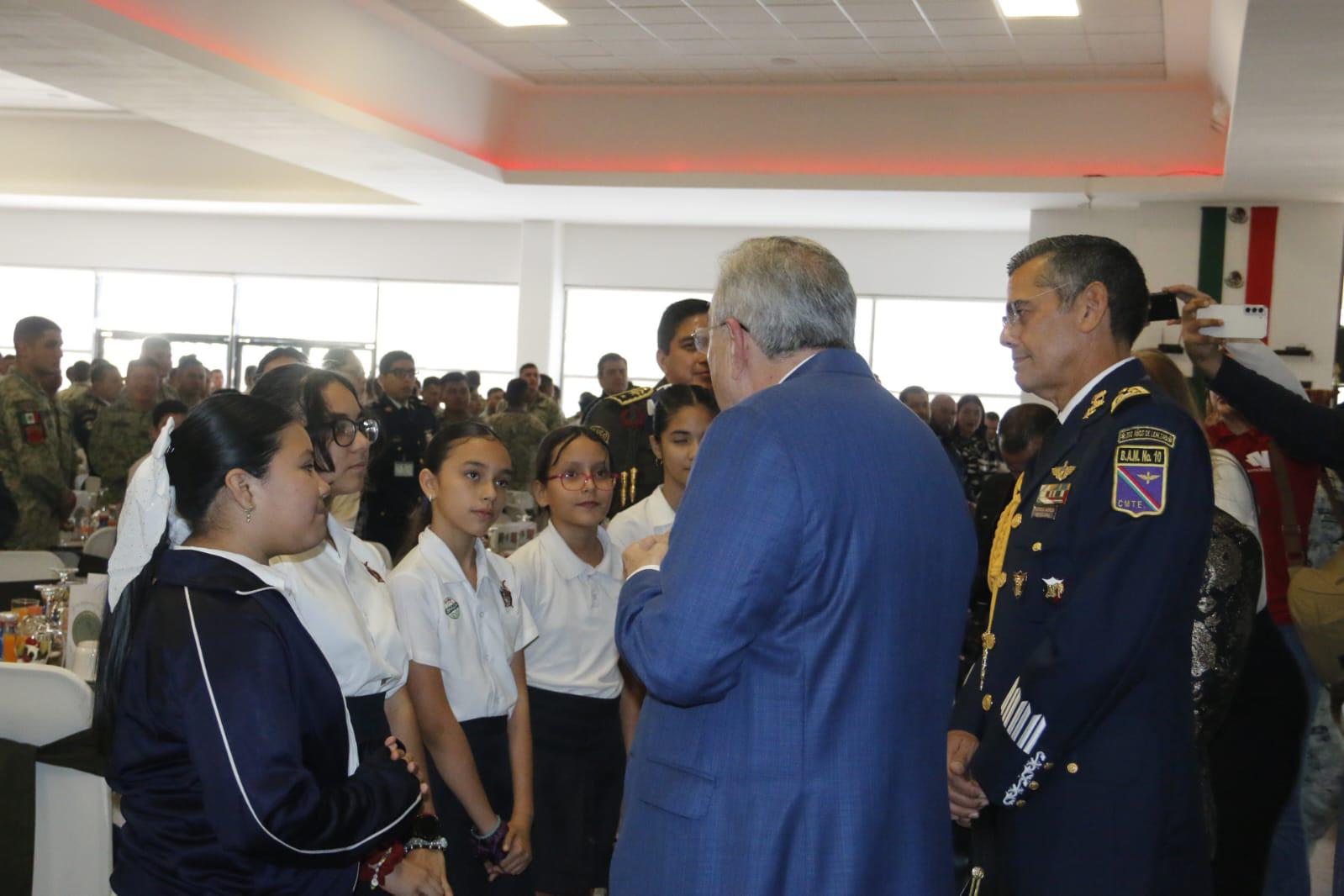 $!Gobernador y autoridades militares celebran en Sinaloa Día del Ejército