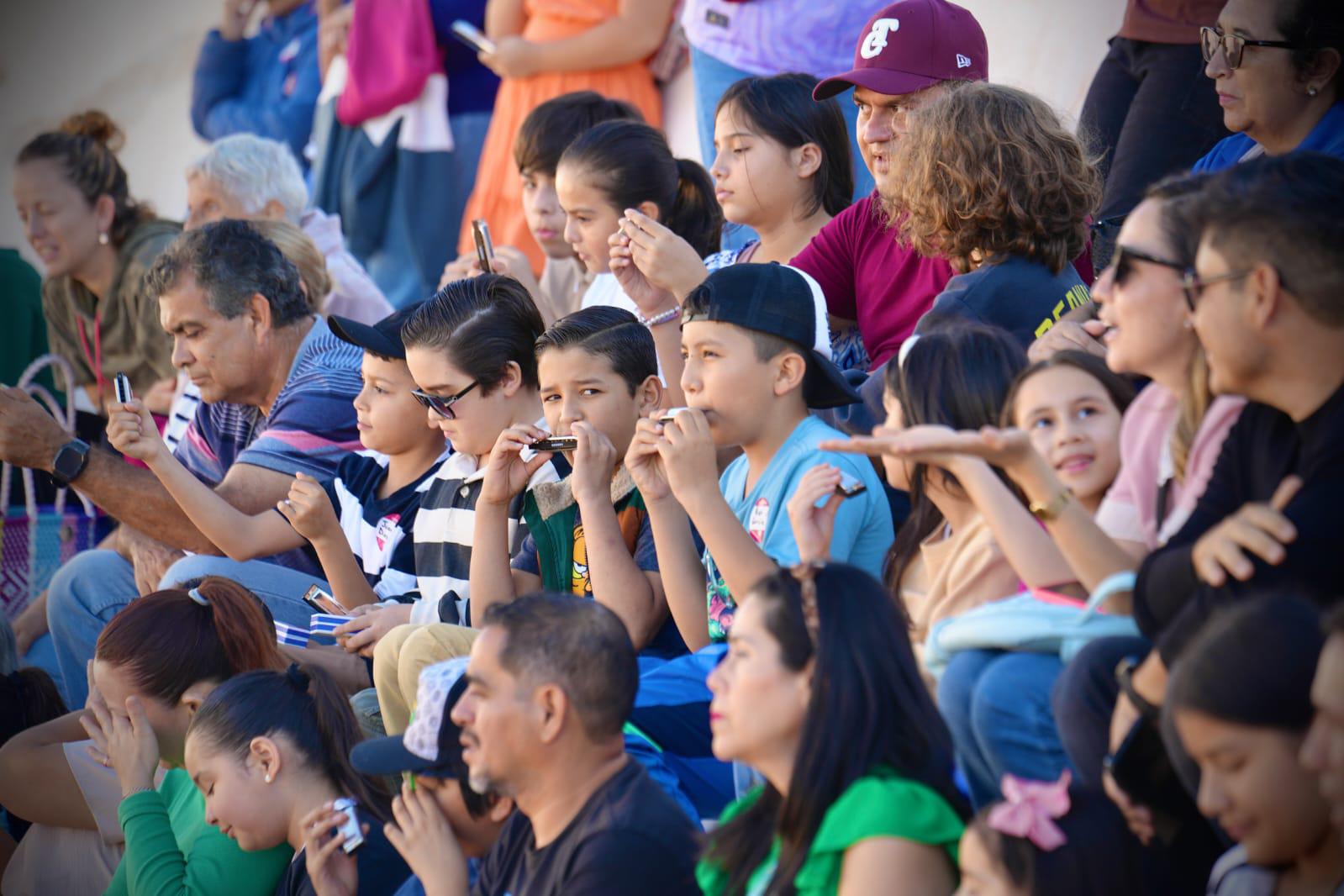 $!Los niños y sus papás se sumergieron en la alegría de la armónica.