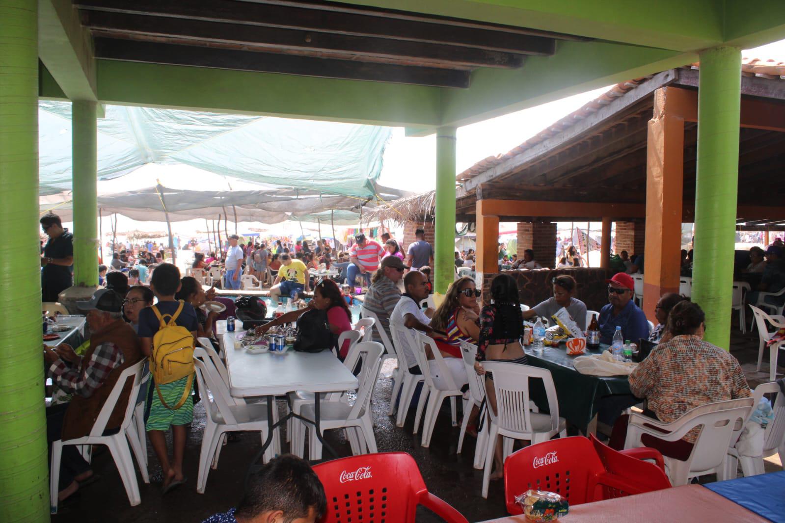 $!Restauranteros en playas de Rosario afirman tener ventas de regulares a buenas por Semana Santa