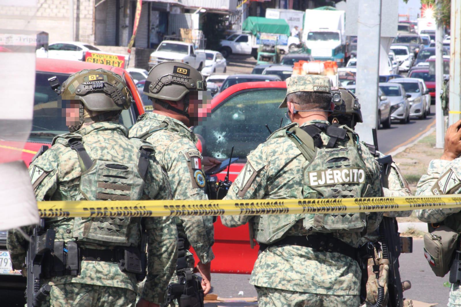$!Ataque armado a pareja frente al Mercado de Abastos deja un muerto y una herida en Culiacán
