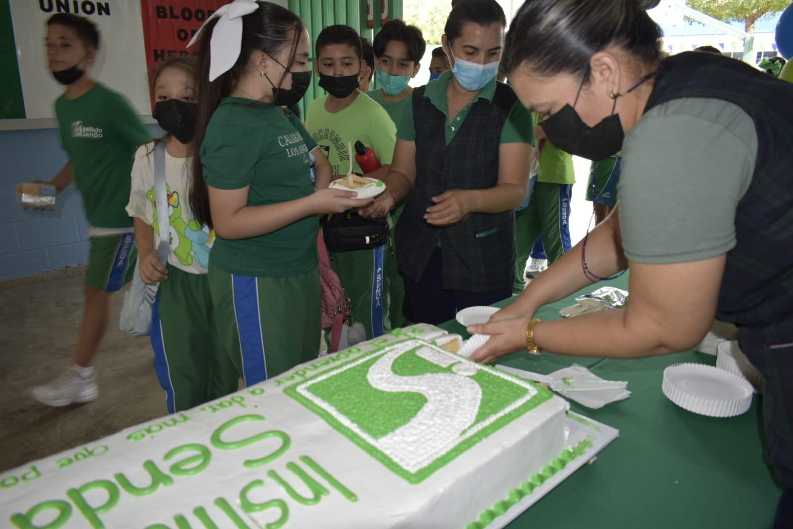 $!Los alumnos disfrutaron el pastel de aniversario.