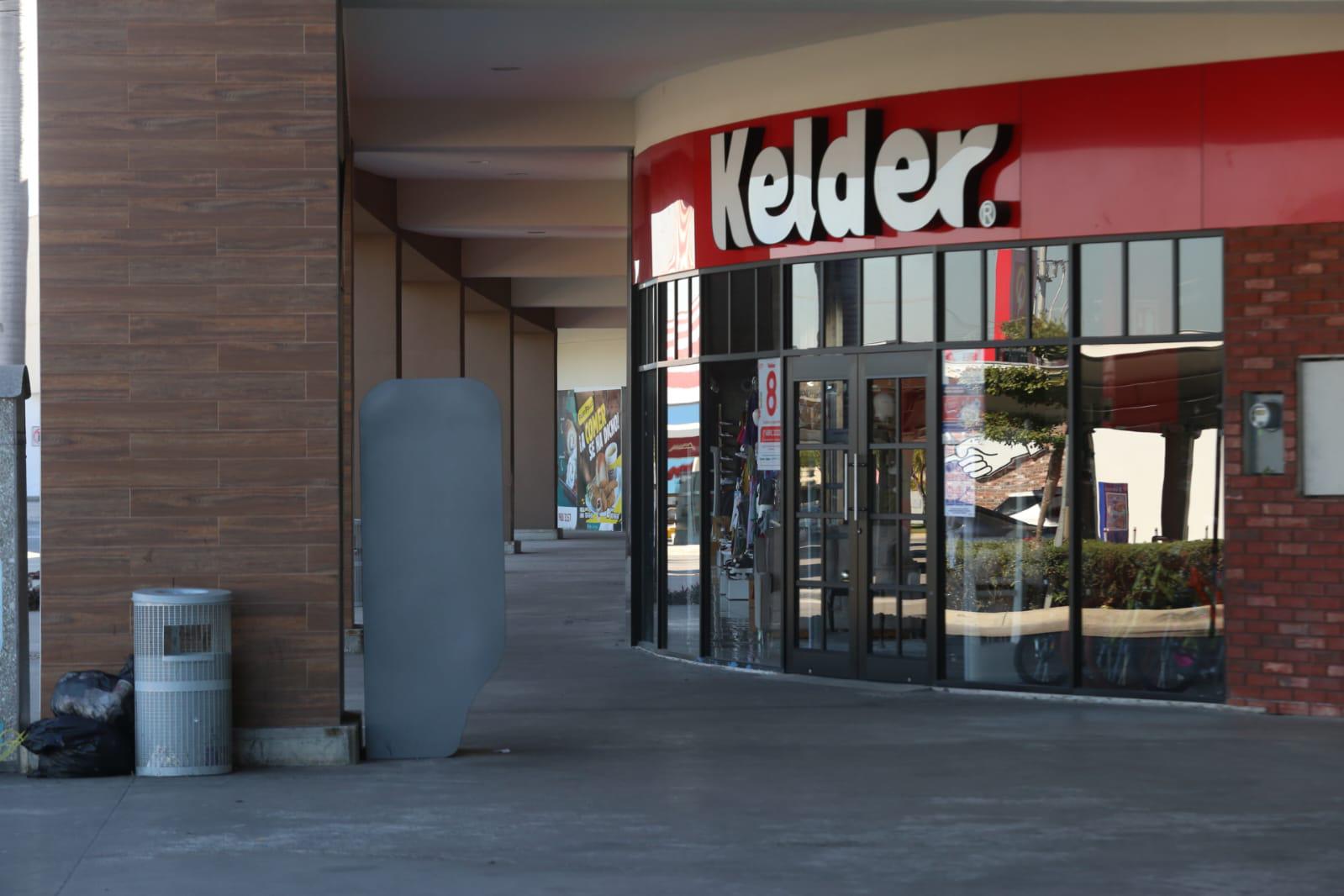 $!Cierran plazas comerciales y locales ante hechos violentos en Mazatlán