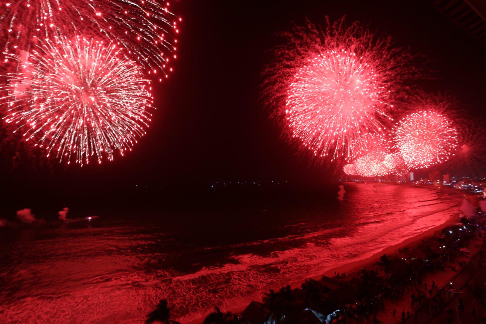 $!Llega el Combate Naval al malecón de Mazatlán; miles lo disfrutan