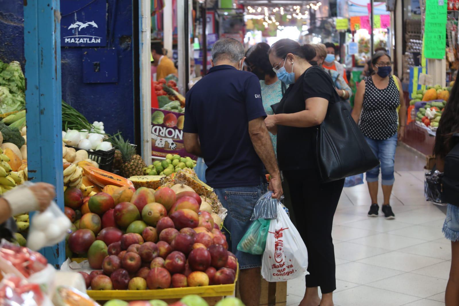 $!En Mazatlán, el aguacate sigue carísimo en el ‘Pino Suárez’; el kilo alcanza hasta los $120