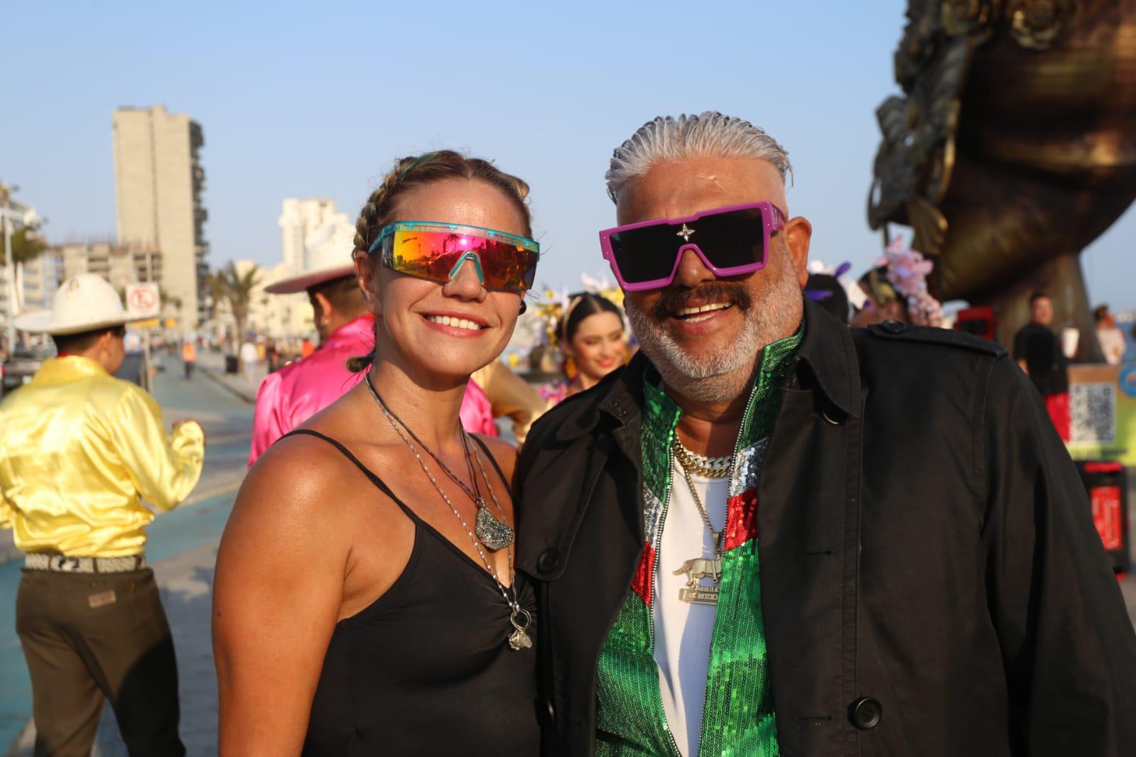 $!Sorprende Su Majestad Mi Banda El Mexicano a turistas y locales en las letras de Mazatlán