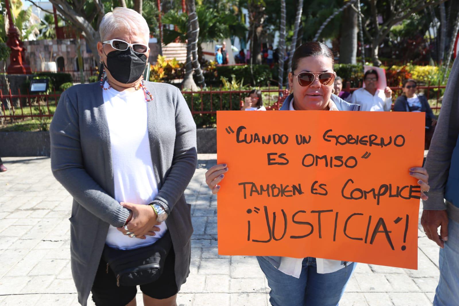$!Realizan manifestación frente a Ayuntamiento para exigir negociación a terrenos invadidos en Cerritos