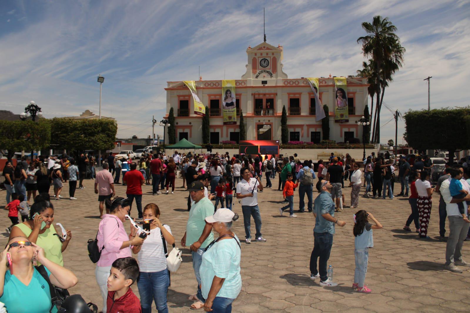 $!Entre gritos de júbilo, locales y turistas aprecian Eclipse Solar en Rosario