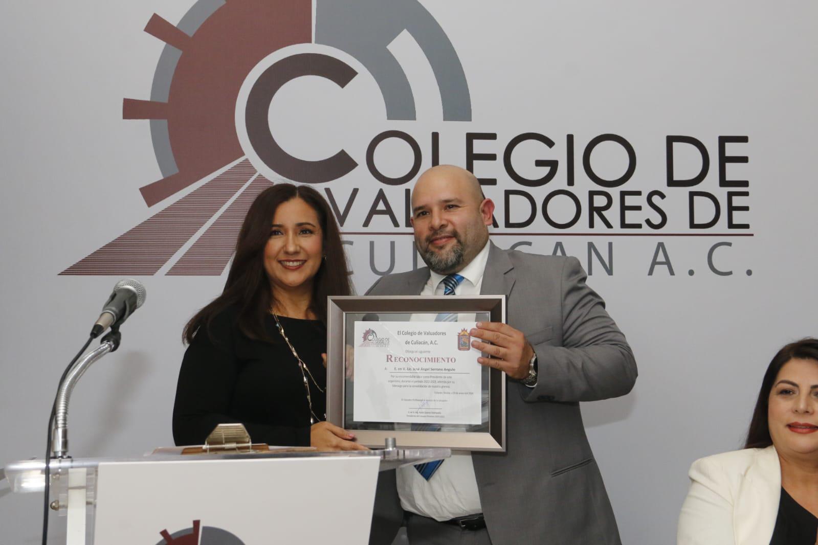 $!Karla Cázarez entregó un reconocimiento a José Ángel Angulo por su labor como presidente saliente.