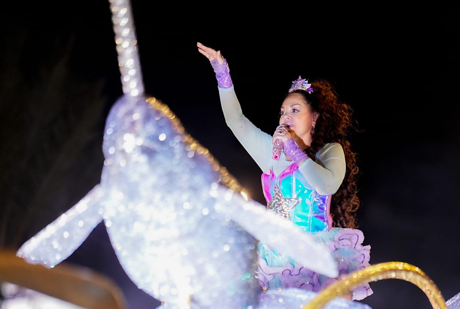 $!La cantante ‘Tatiana’ puso a bailar al público.