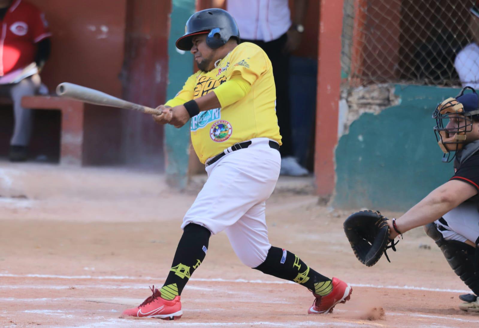 $!Familia Kelly domina duelo en la cumbre en Liga Meseros