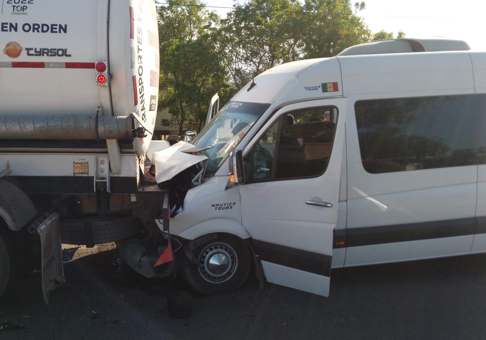 $!Se registra volcadura y carambola en la Carretera Internacional frente al Cereso de Mazatlán