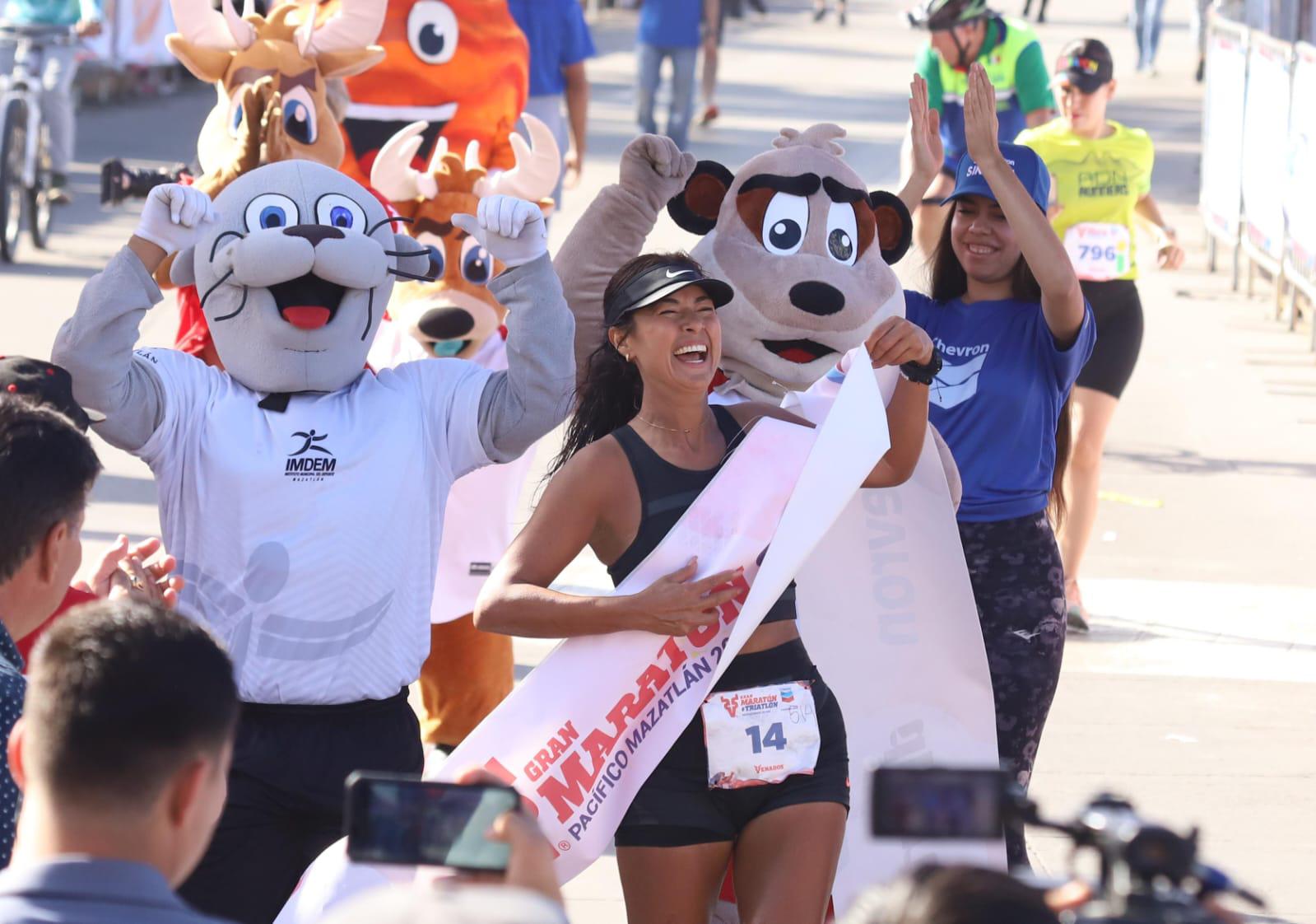 $!Navolatense Iliana Yee se saca la espina y gana el Maratón Pacífico