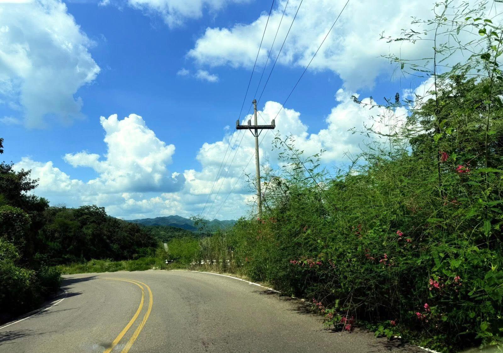 $!Vecinos de Cacalotán se encargan de limpiar tramo de carretera estatal