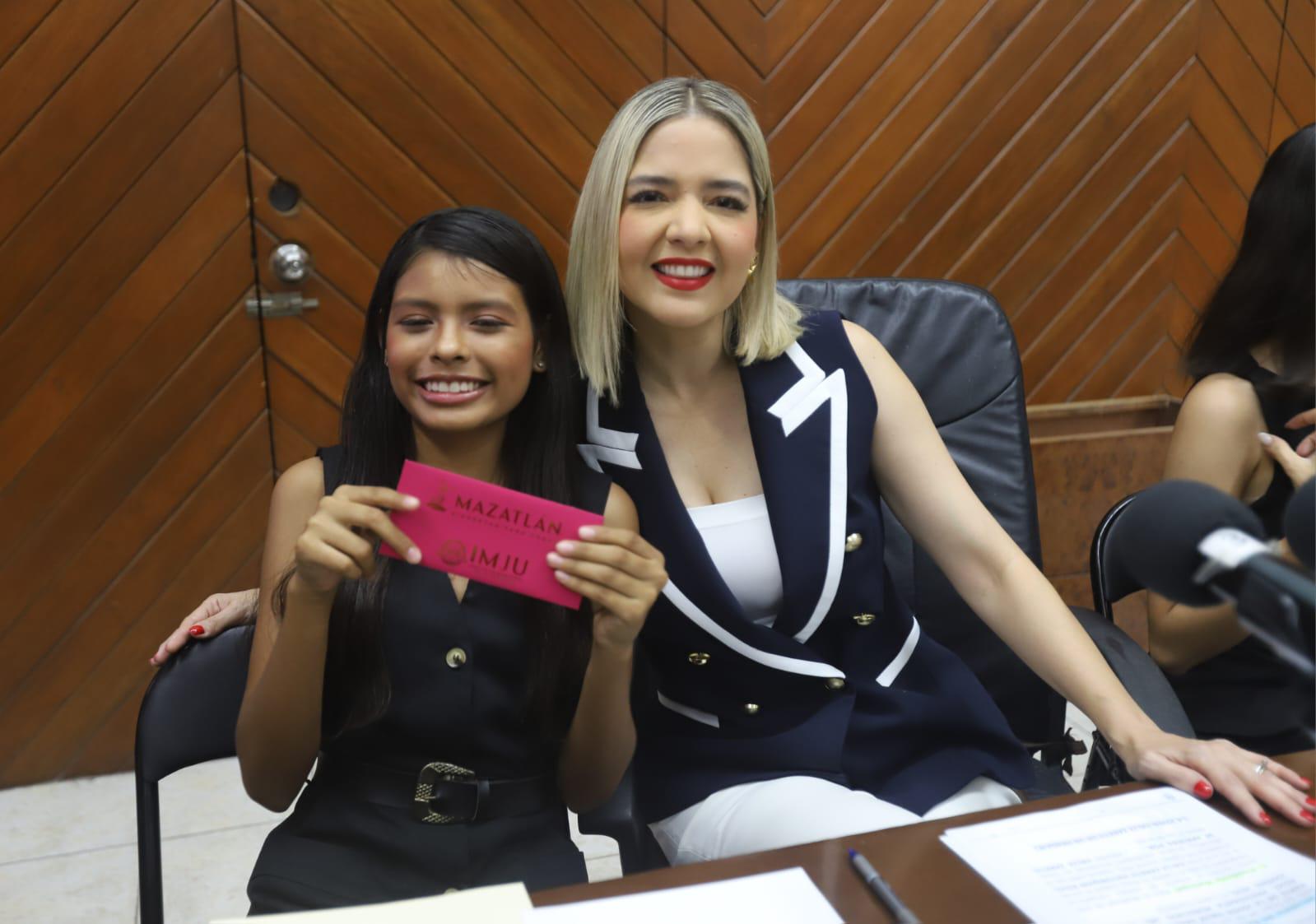 $!Alis Areth Mayorquín Romo junto a la Alcaldesa Estrella Palacios Domínguez.