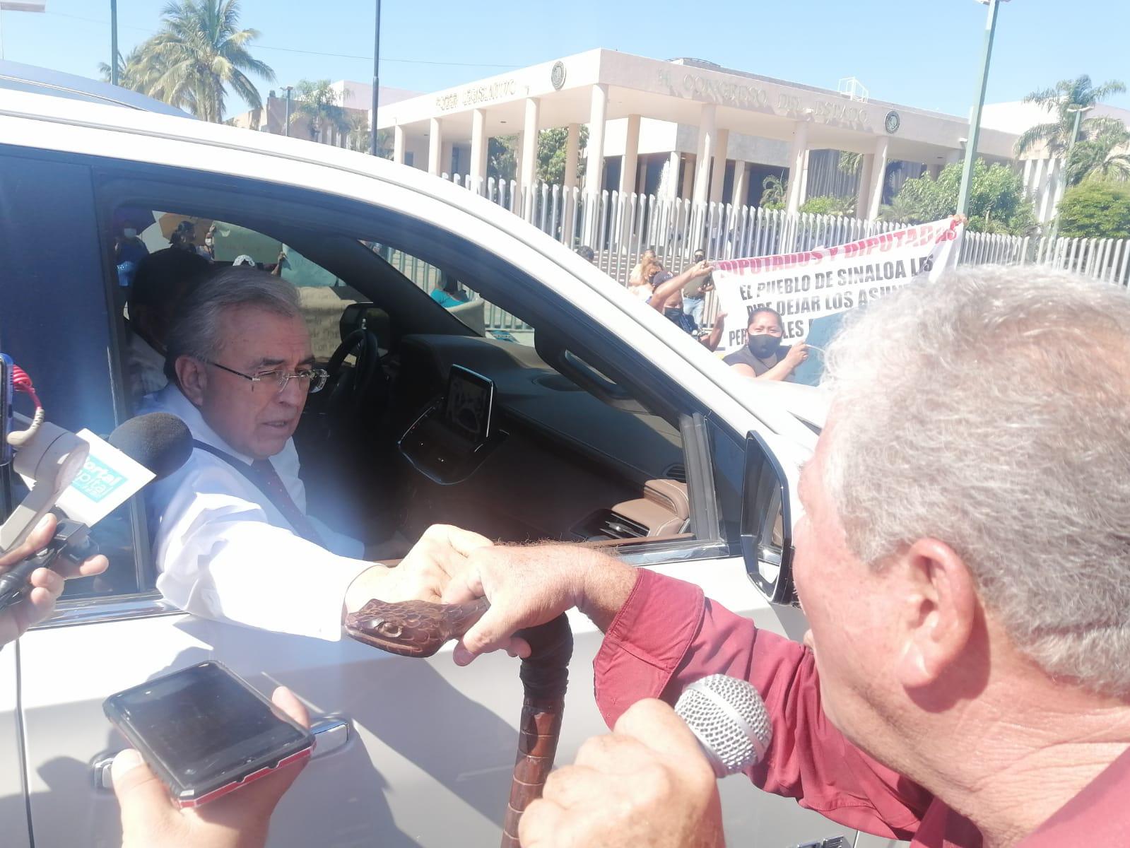 $!Entre manifestantes arriba Rocha Moya al Congreso de Sinaloa, para el inicio de nueva legislatura