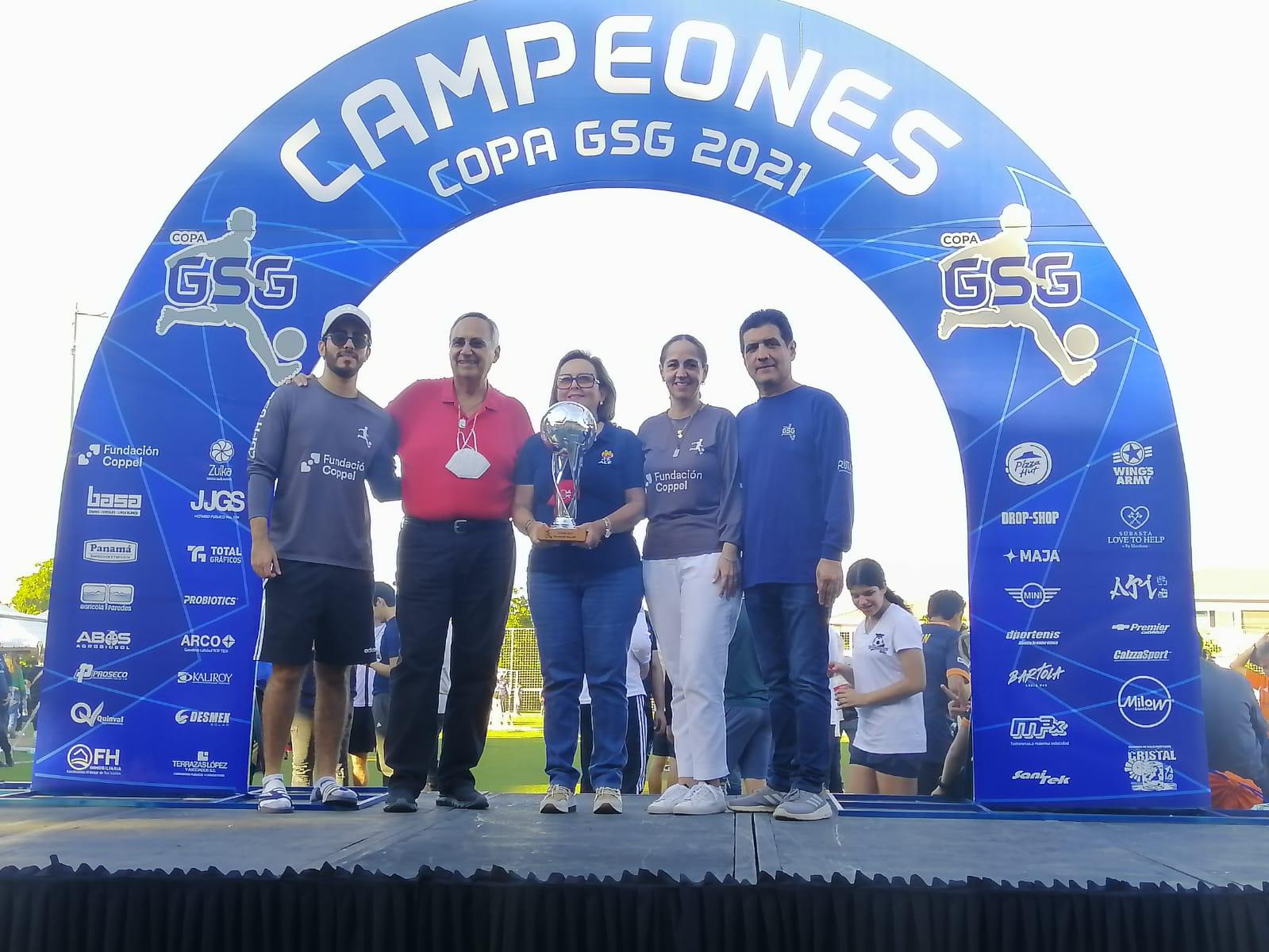 $!Los fundadores de la Fundación ALE recibieron un reconocimiento.