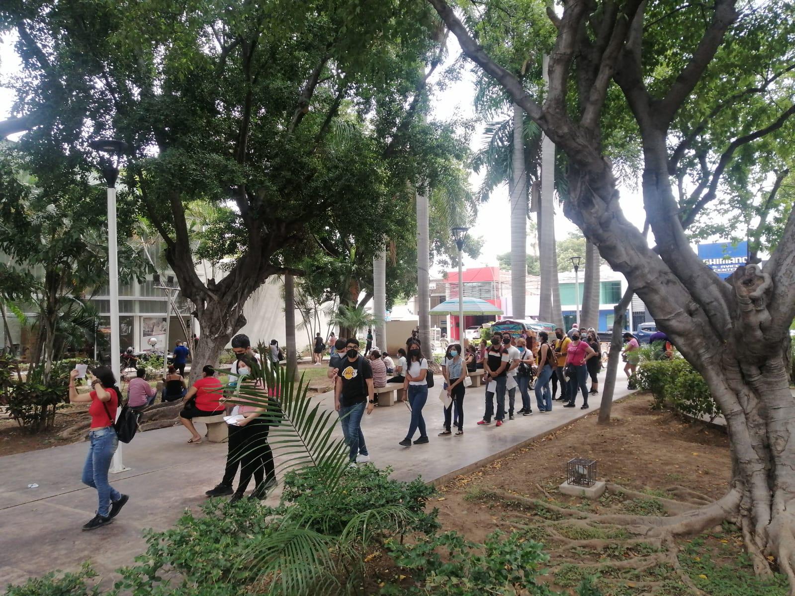 $!Transcurre tranquilo segundo día de vacunación en el Polideportivo Juan S. Millán, de Culiacán