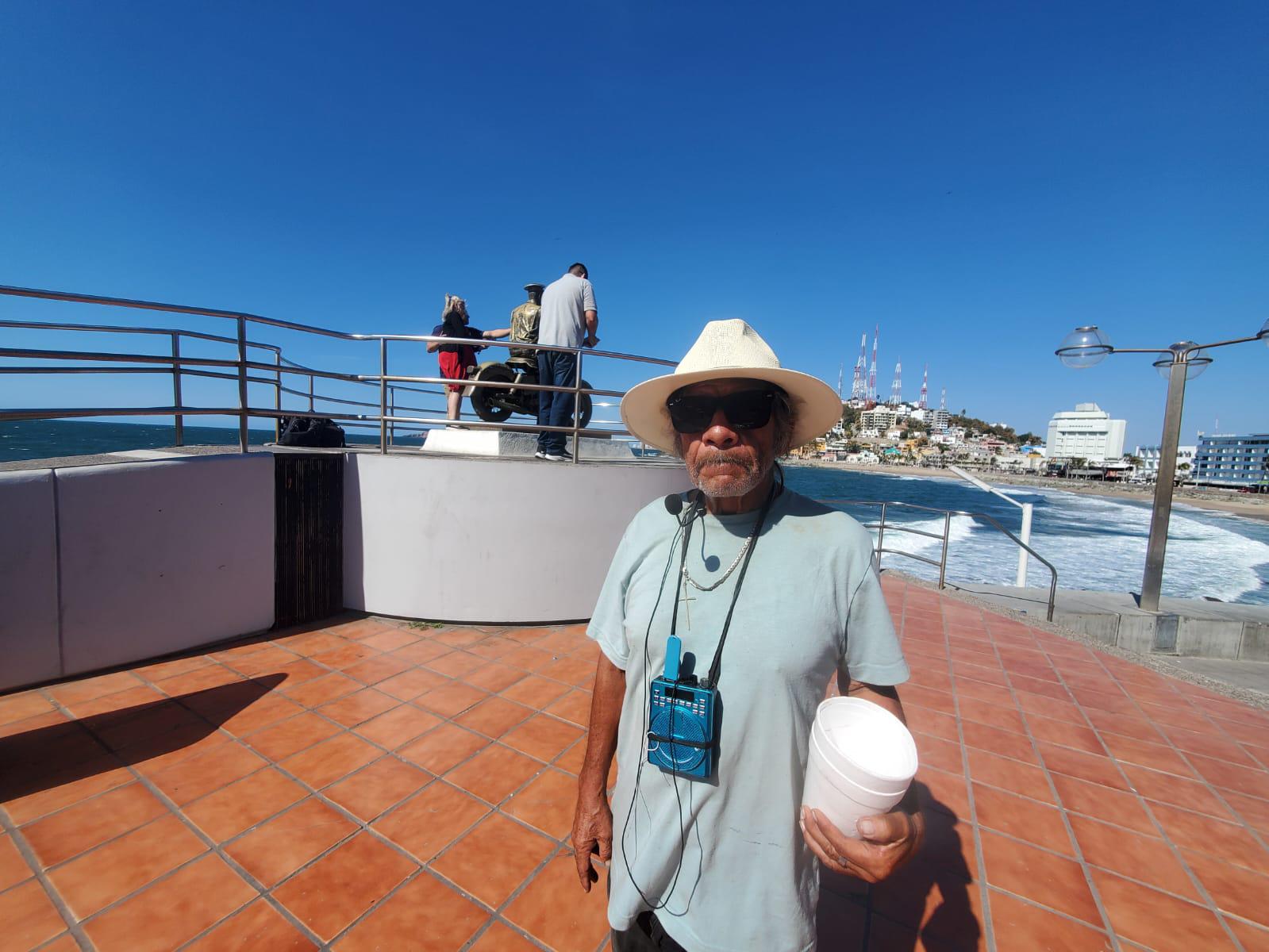 $!José desgastó su vista como soldador y ahora sobrevive con música de Pedro Infante