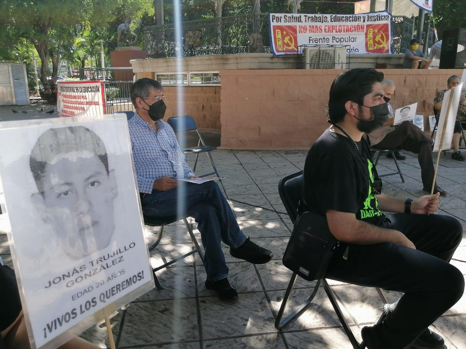 $!En Culiacán, recuerdan a los 43 normalistas de Ayotzinapa y exigen detener desapariciones