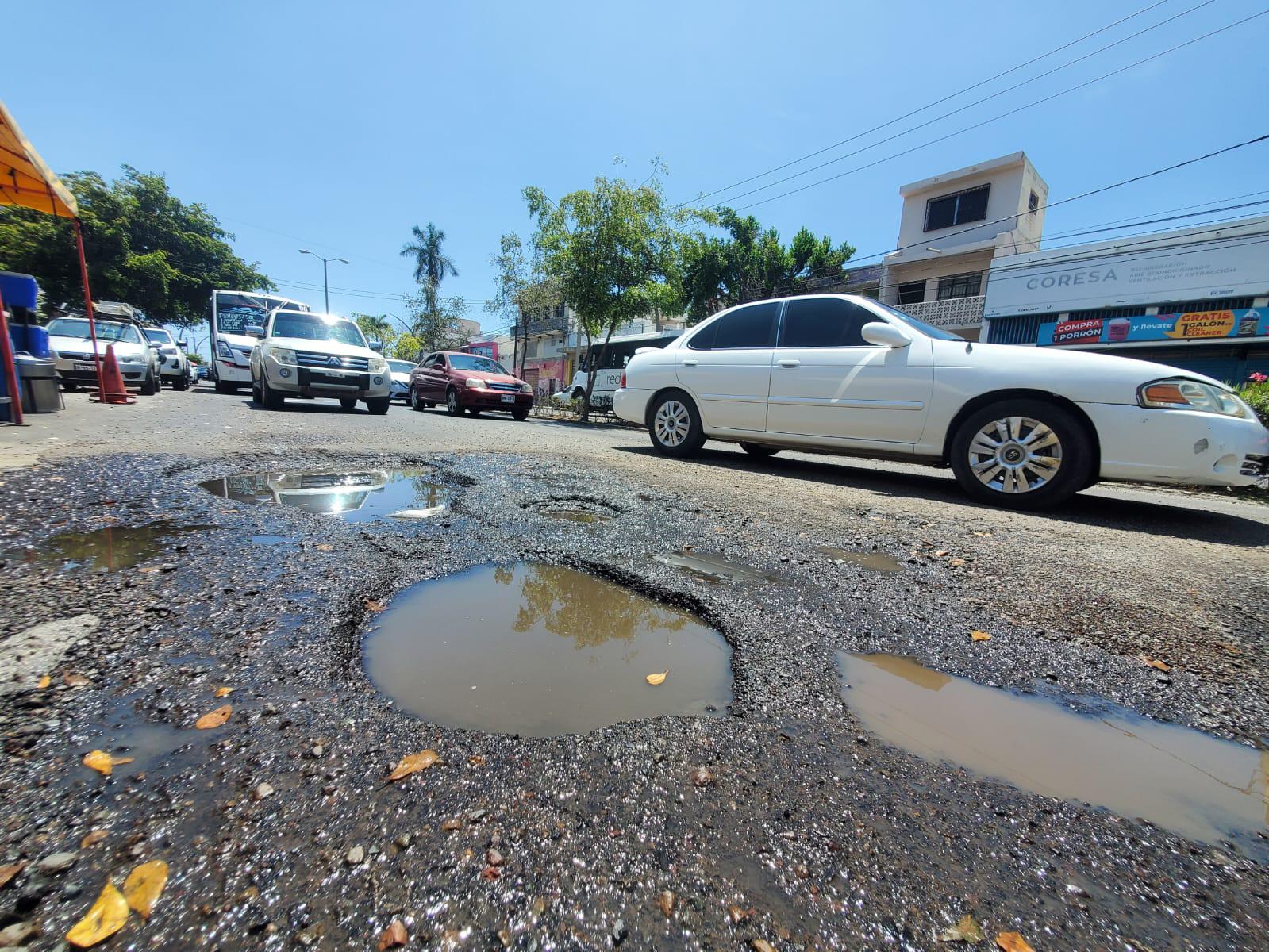 $!Gobierno de Mazatlán paga hasta $187 mil por lámpara, pero no arregla ‘cráteres’ en calles de Mazatlán