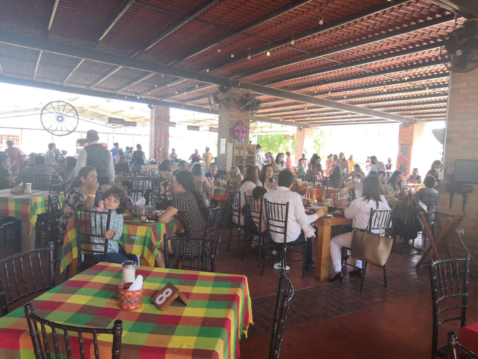 $!Presentan restaurantes de Culiacán gran afluencia por el Día de las Madres