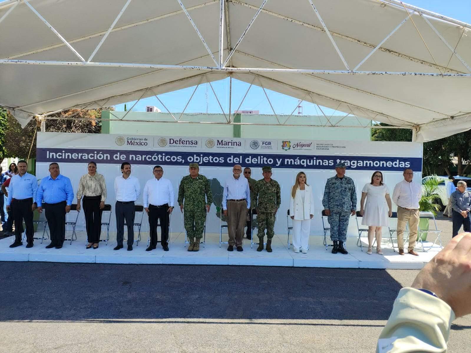 $!Incineran narcóticos y destruyen 62 tragamonedas en Tepic, Nayarit