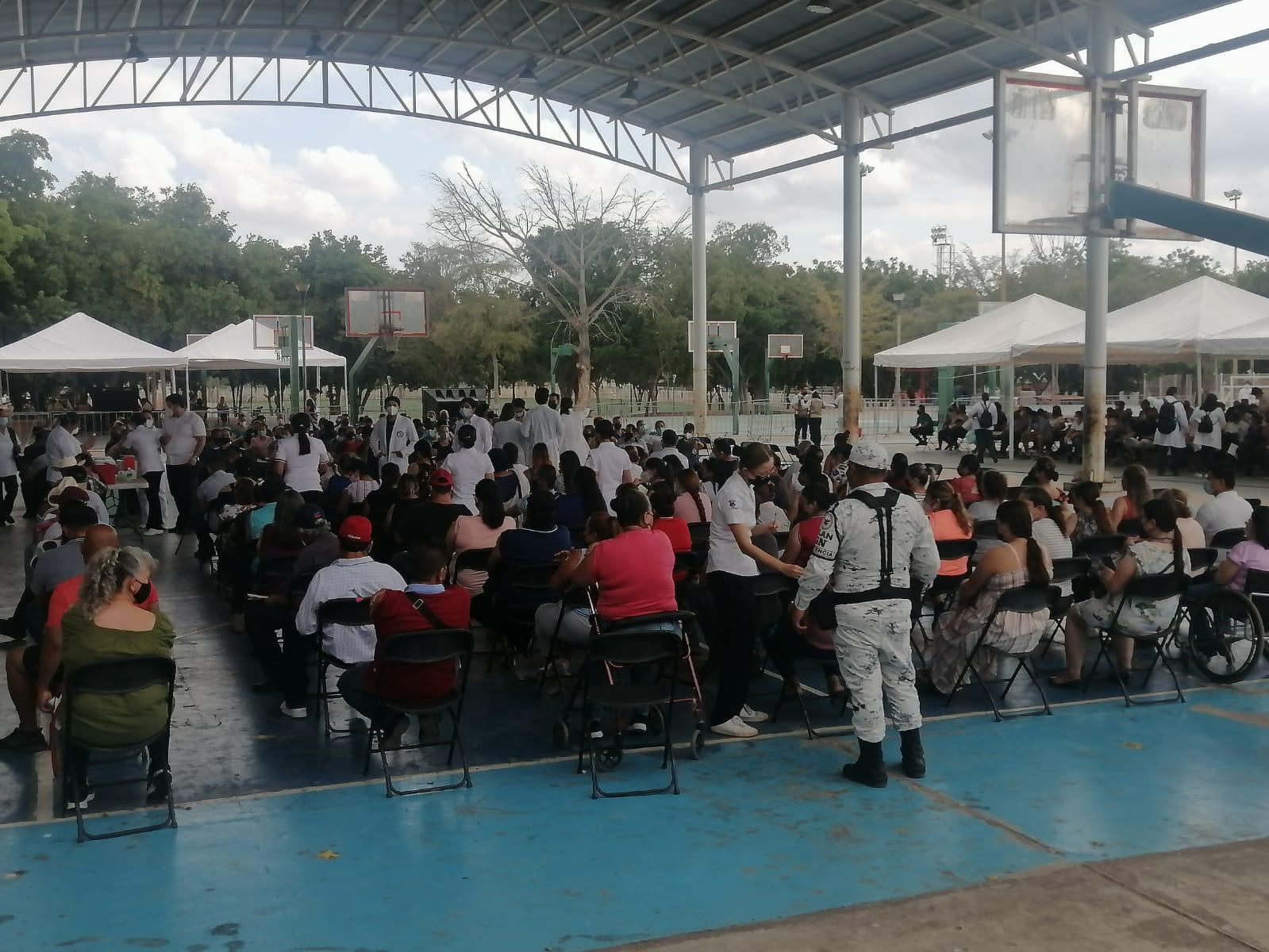 $!En Culiacán, hay largas filas en el Centro Cívico Constitución para vacunarse contra el Covid-19