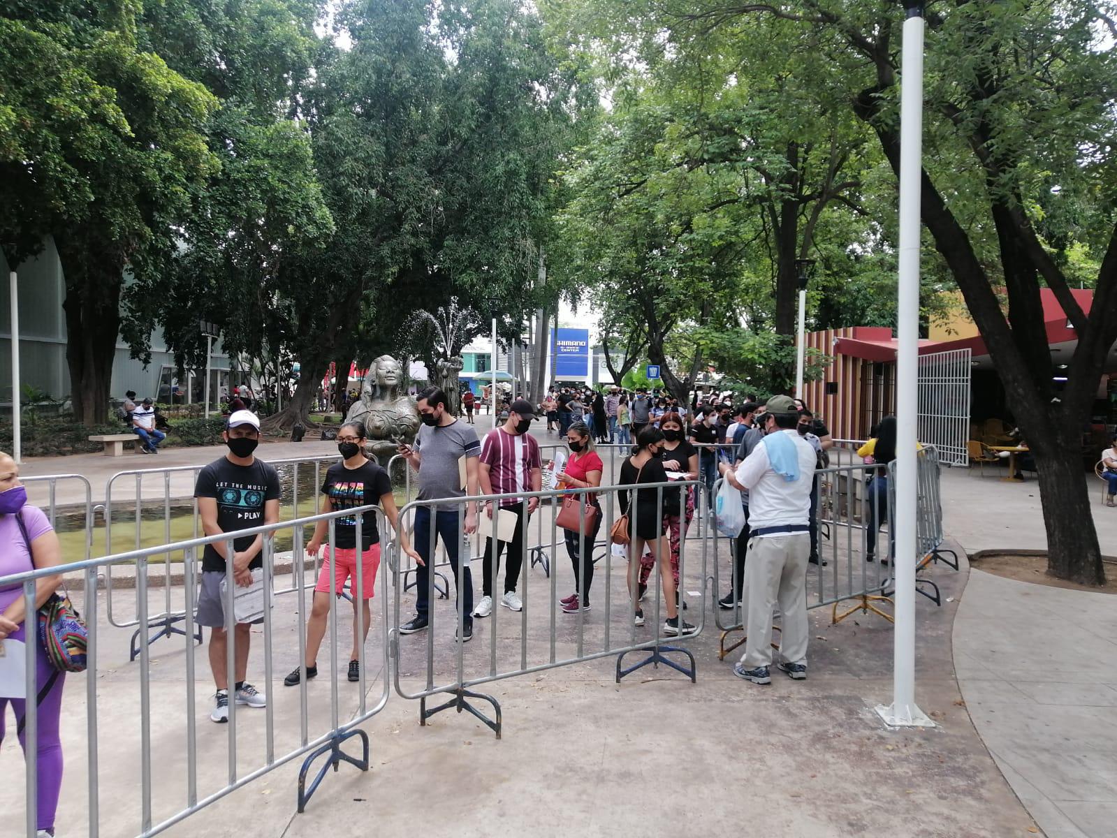 $!Transcurre tranquilo segundo día de vacunación en el Polideportivo Juan S. Millán, de Culiacán