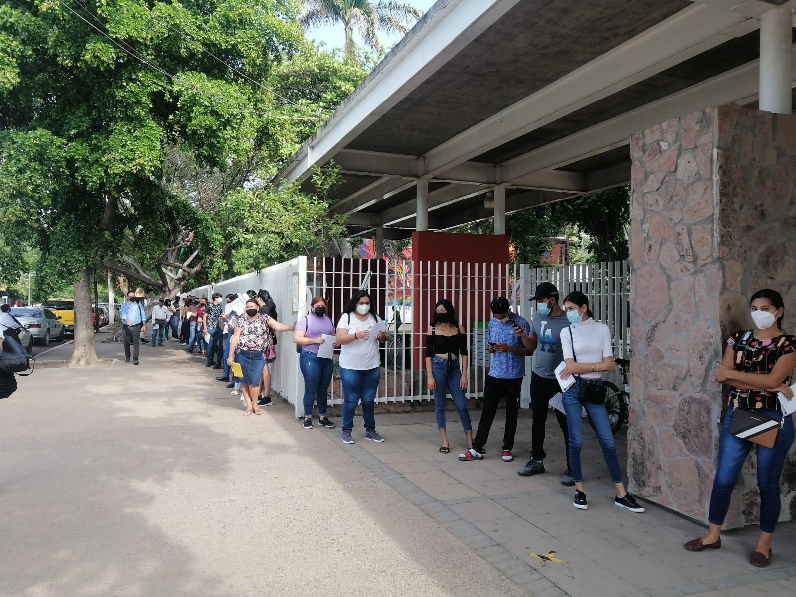 $!Fluye fila para vacunación de 18 años en adelante en el Centro Cívico de Culiacán