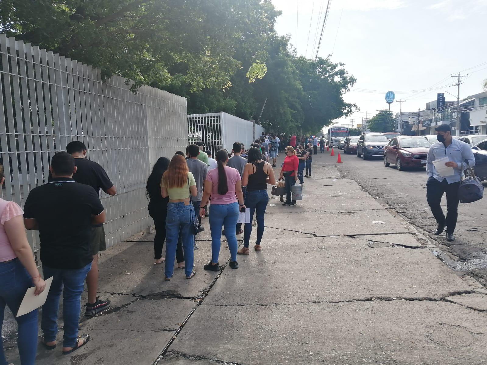 $!Fluye fila para vacunación de 18 años en adelante en el Centro Cívico de Culiacán