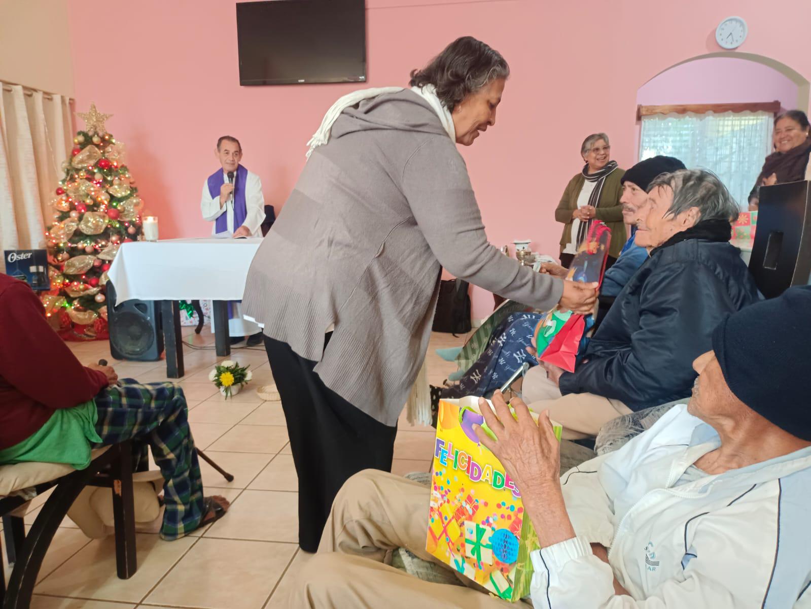 $!Celebran misa de Navidad en asilo de ancianos de Escuinapa