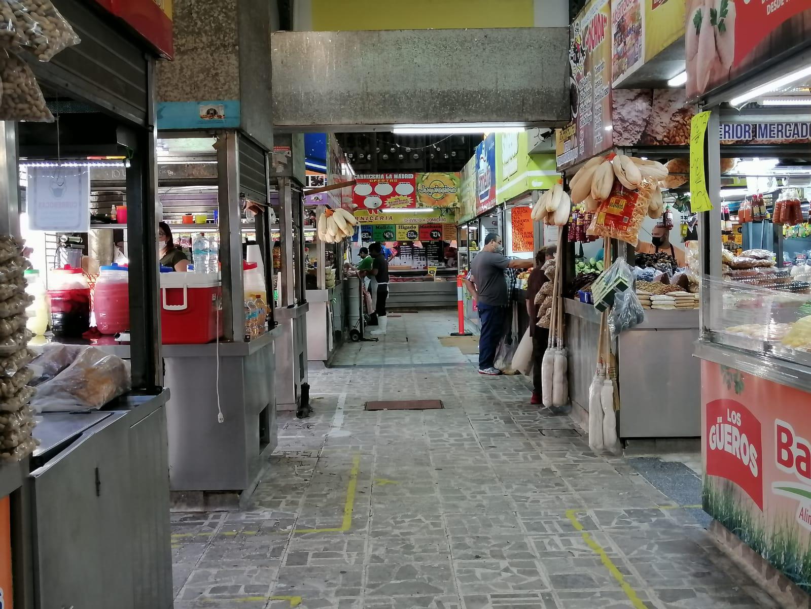 $!Comerciantes del Centro de Culiacán se arriesgan a abrir durante el huracán ‘Pamela’; reportan bajas ventas